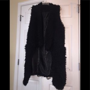 Black faux fur vest 😍